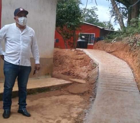 CONSTRUCCIÓN DE ANDADOR PEATONAL EN LA COLONIA "CIUDAD PÉRDIDA" EN RAUDALES MALPASO.