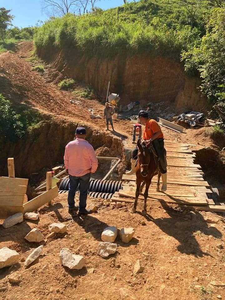 "CONSTRUCCIÓN DE ALCANTARILLADO" SOBRE EL CAMINO DE ACCESO A LA COMUNIDAD 'EL SACRIFICIO'.