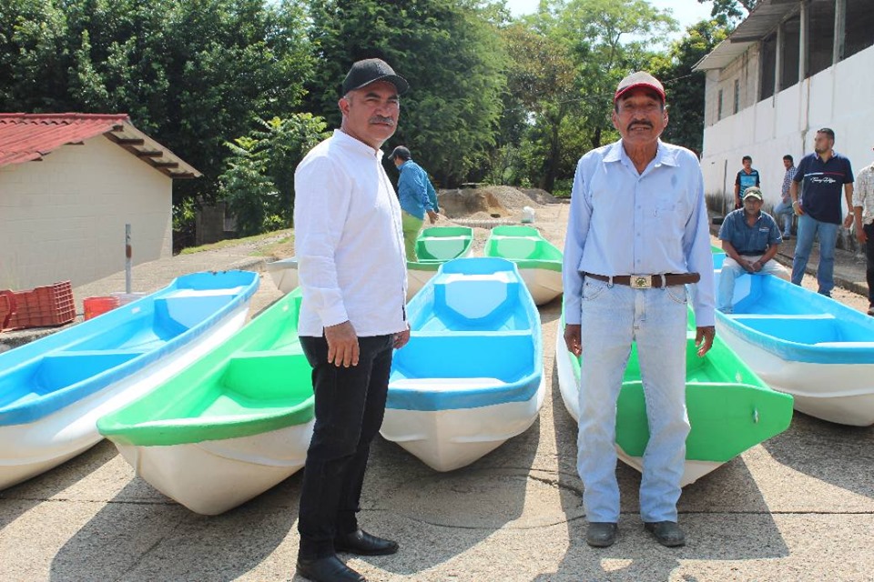 ENTREGA DE CAYUCOS A PESCADORES DE LA COOPERATIVA ANEXO "EL ESTRECHO HERRADURA"