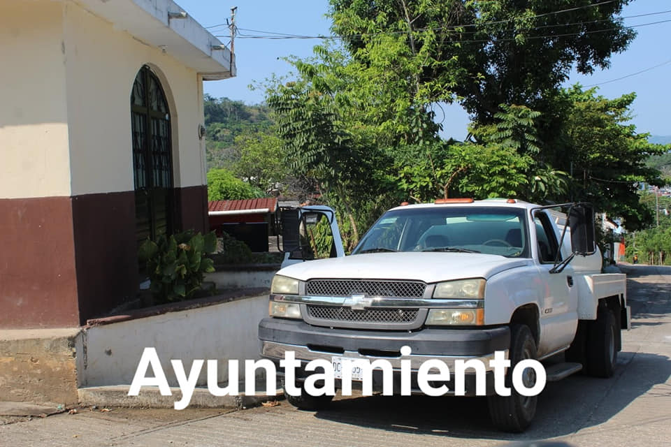 LLEVAN AGUA A LAS COLONIA