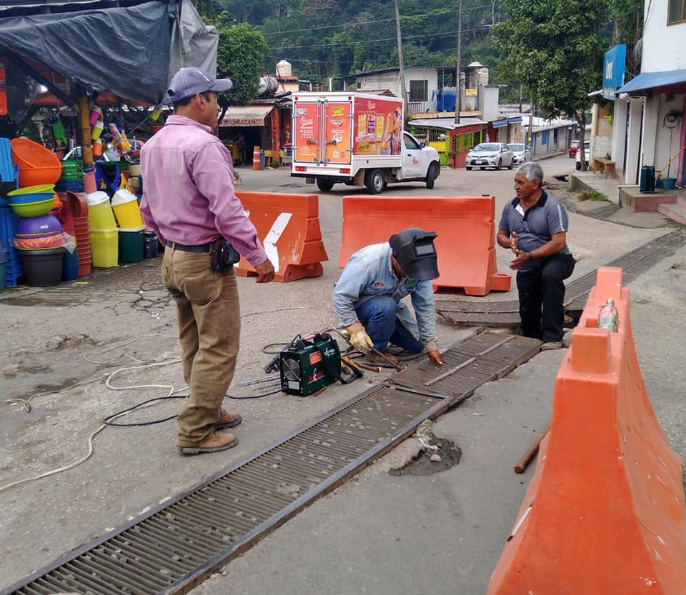 TRABAJOS DE REPARACIÓN DE REJILLAS EN MALPASO.